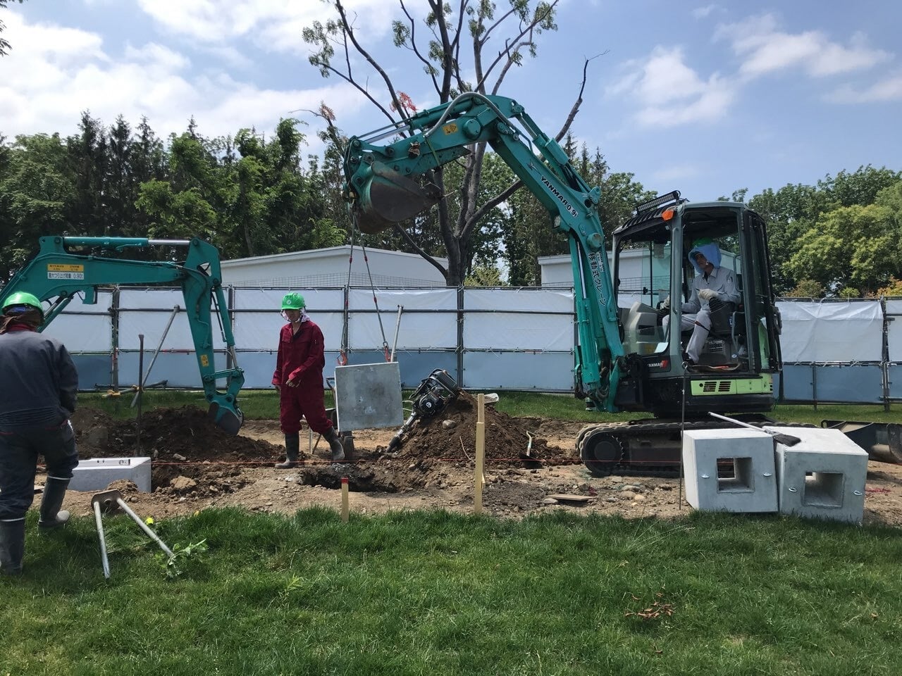 本日の気温31℃（現場測定） 暑い中、1個242kｇあるブロックを作業員さんは一生懸命設置しています。