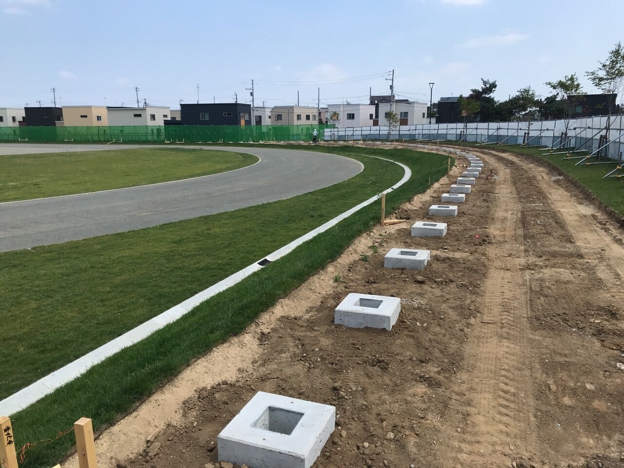 400ｍトラック外周に設置するので、全部で206個設置します。あと残り134個！！　先は長いです。