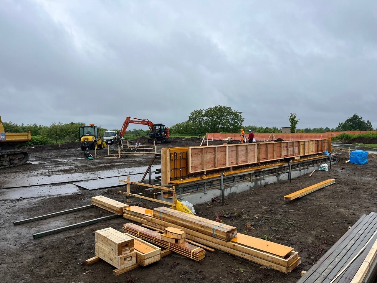 生コンクリート打設に向けて設置しています