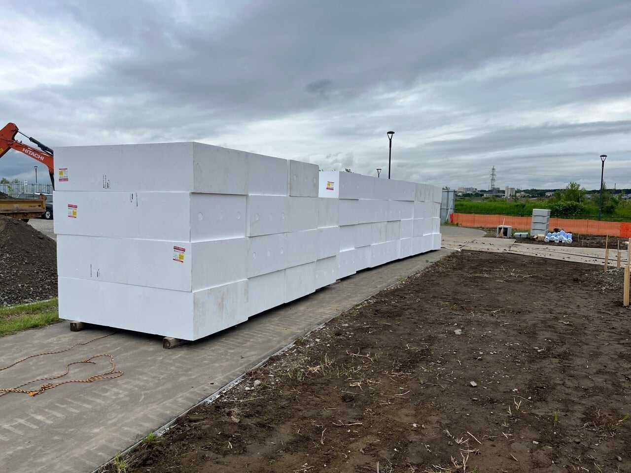 この公園は地盤が弱く重いものを作ると沈んでしまうので、発泡スチロールブロックで基礎部の軽量化を図ります