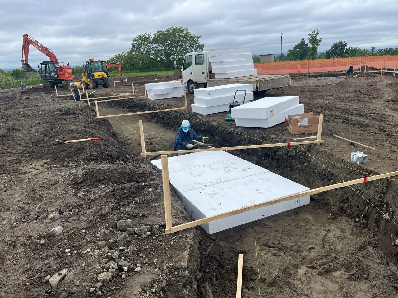 こんな感じで地盤の床に敷き詰めています