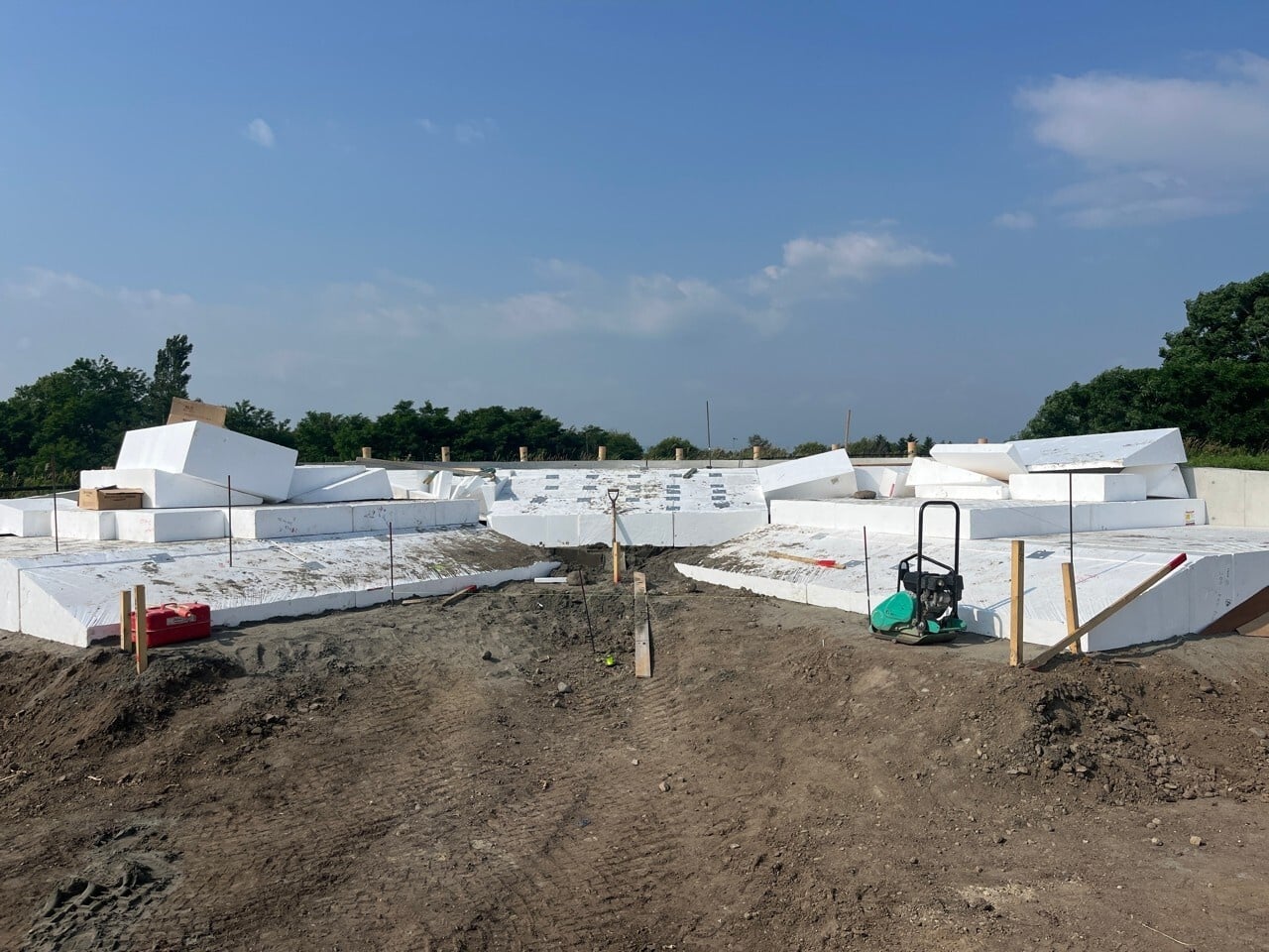 地盤が軟弱な為、現場打ち遊具の軽量化を図っています。 土砂の1/60の重さしかないのですが強度は高いです