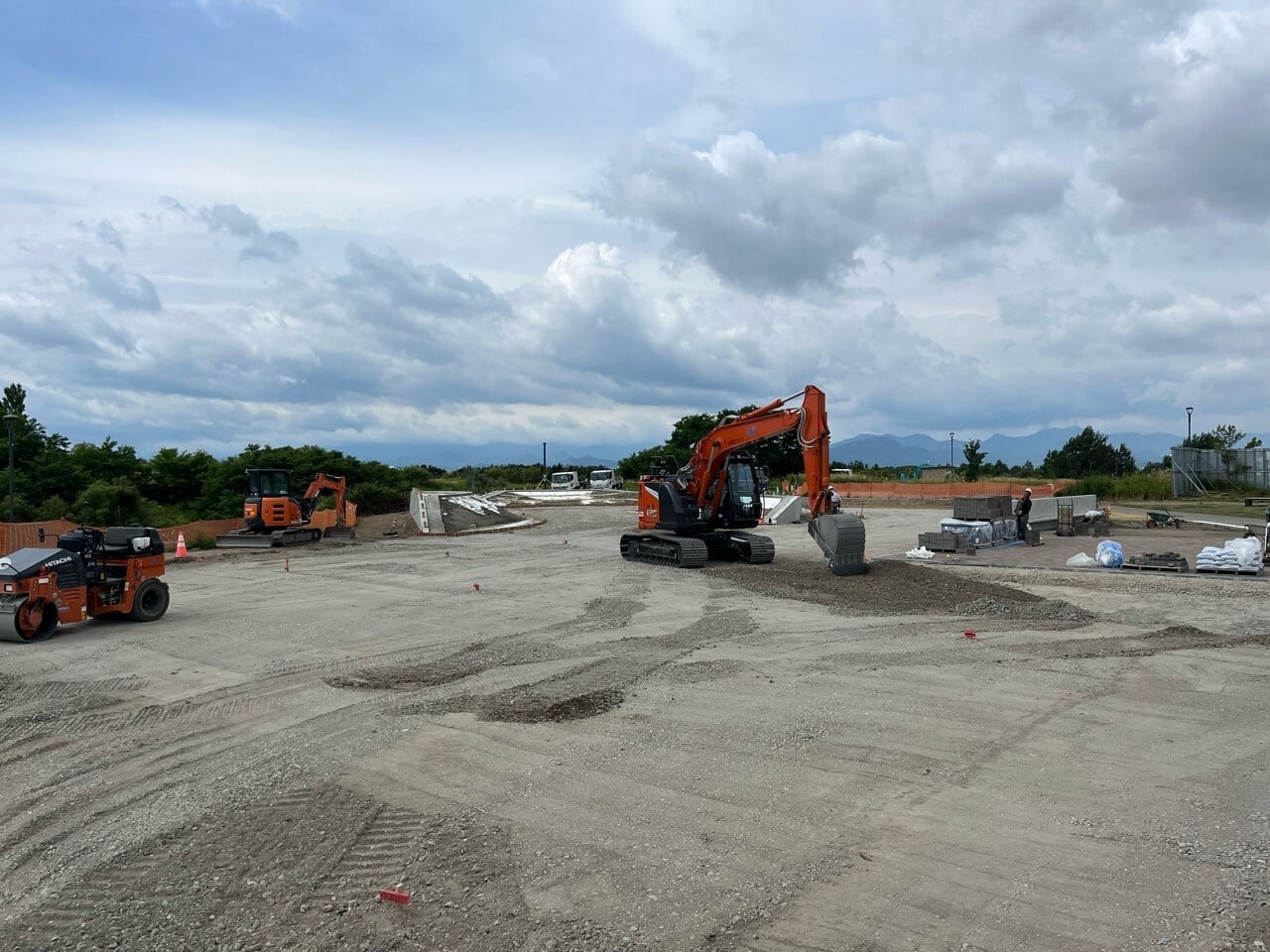 擁壁部とバンク部の基礎が完成してきてだんだん形が見えてきました