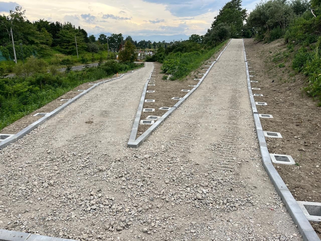 南面スロープも路盤と縁石が設置され、形が見えてきました。緩やか～なスロープになりました