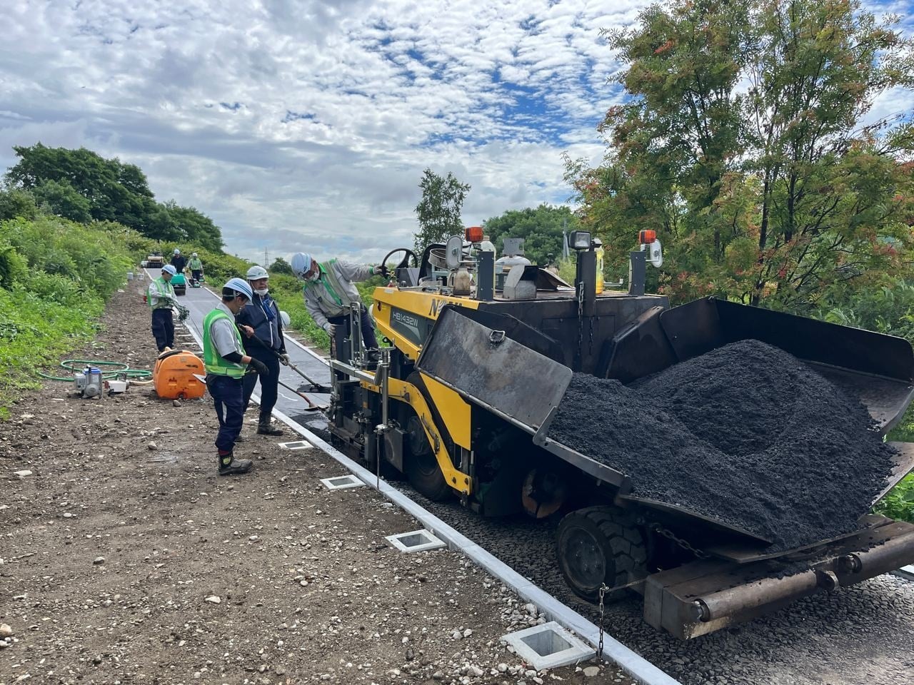 狭く、傾斜がある園路なので、舗装作業は大変でした