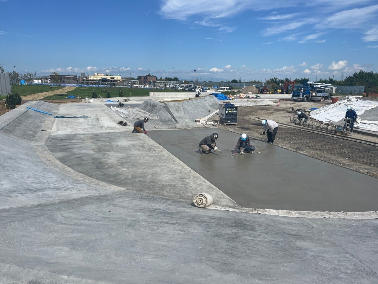 バンク部コンクリートも終わり、平坦部コンクリートも順調に進んでいます