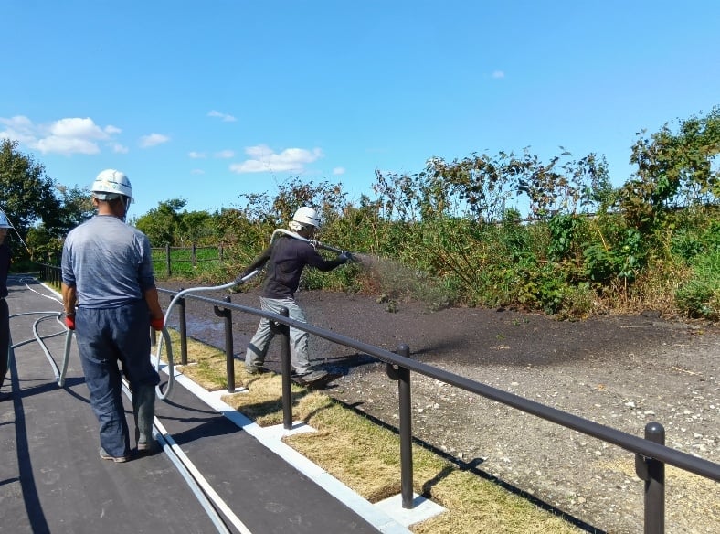 スロープ部、仕上げの種子吹付を行い完了‼ 10月末までには発芽すると思います