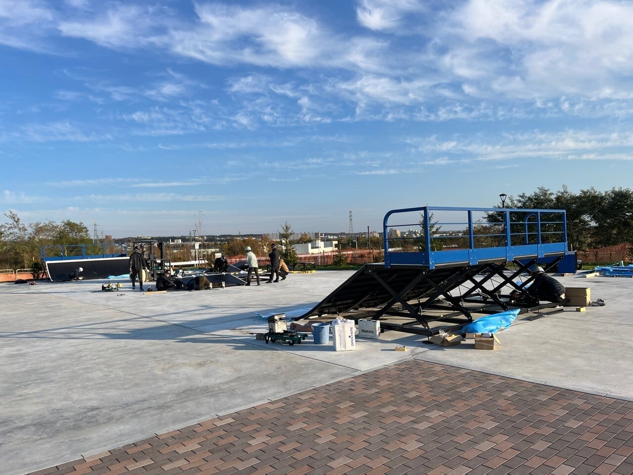 平坦部コンクリートも完了し、良いよセクション設置作業を開始しました