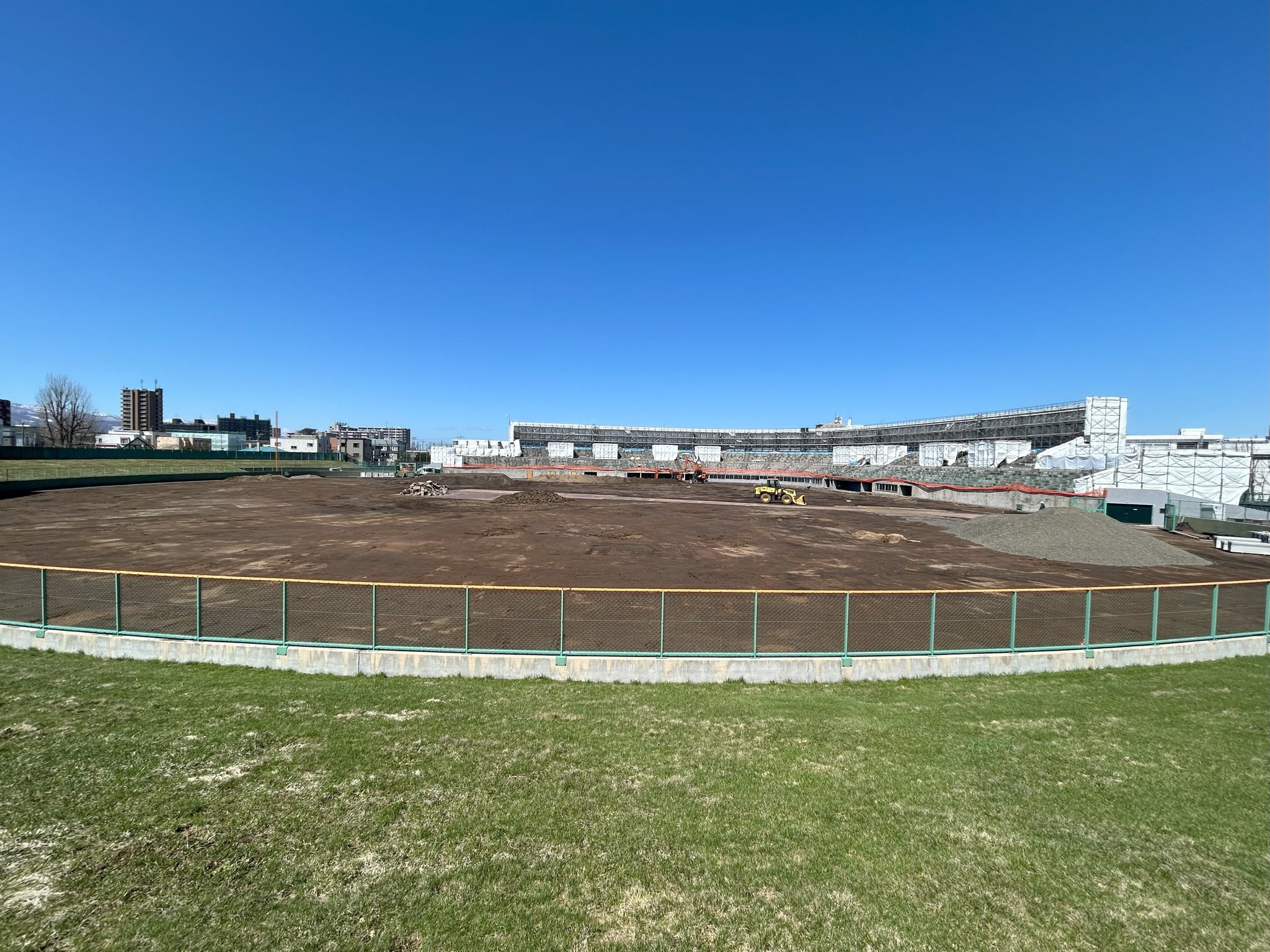 下準備の鋤取りが完了しました。 順次排水施設を設置していきます