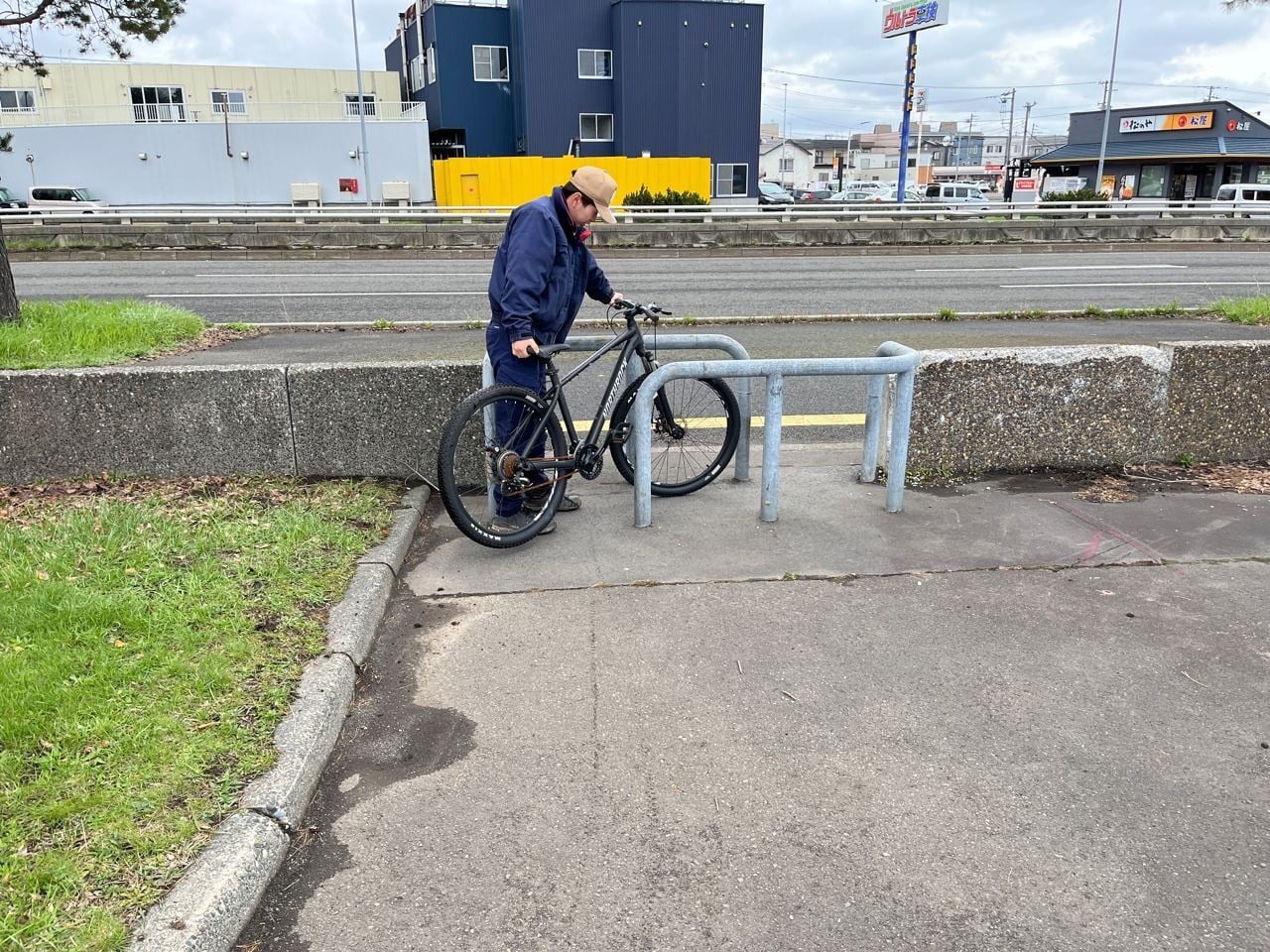 利用者から通りにくいとの声を頂き車止めを地域貢献として交換いたしまた