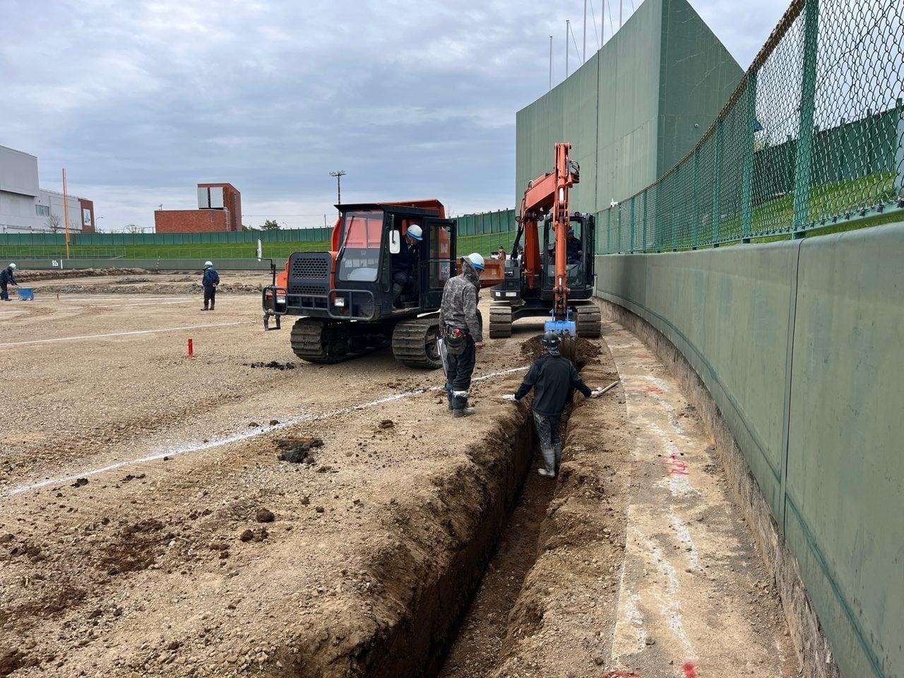 連休明けからグラウンド暗渠排水約1,300ｍの施工を開始しました