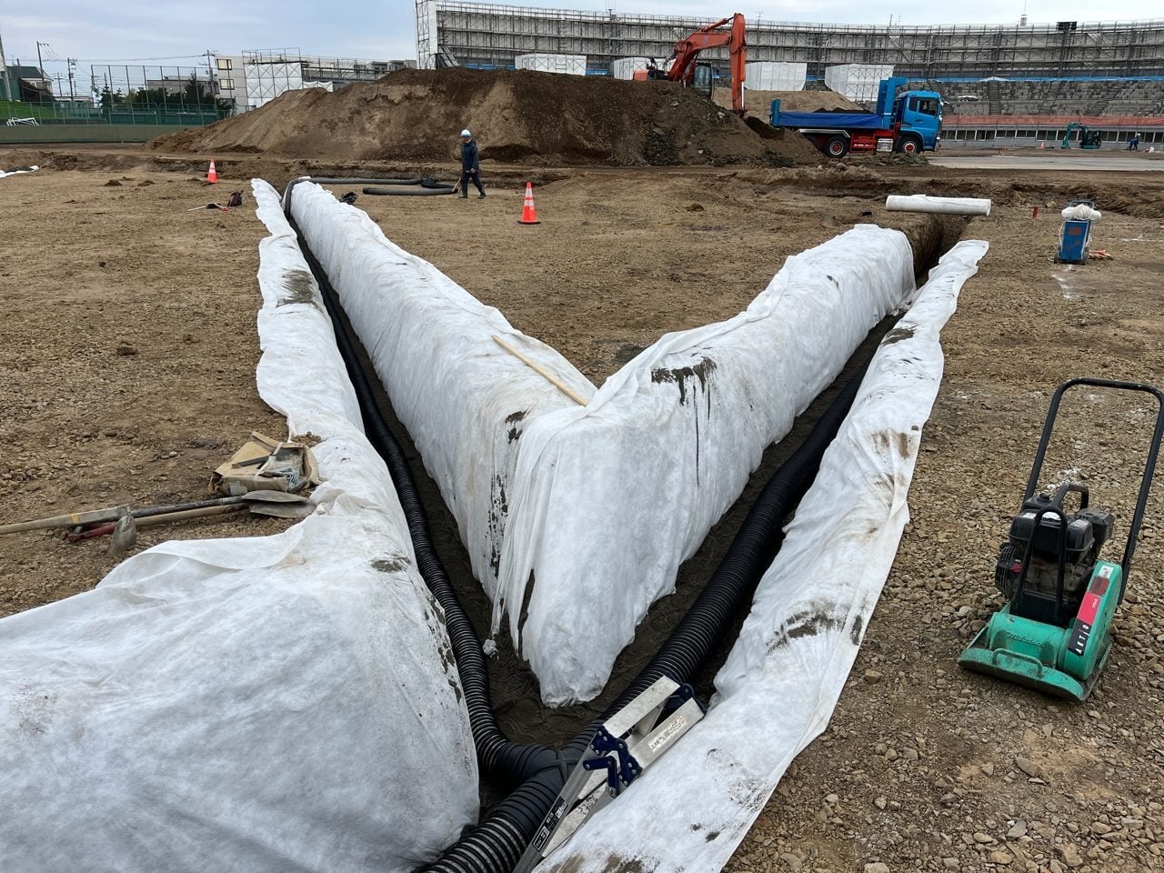 グラウンドの下にはこのような排水管を布設してあり雨が降っても水がたまりにくくなっています