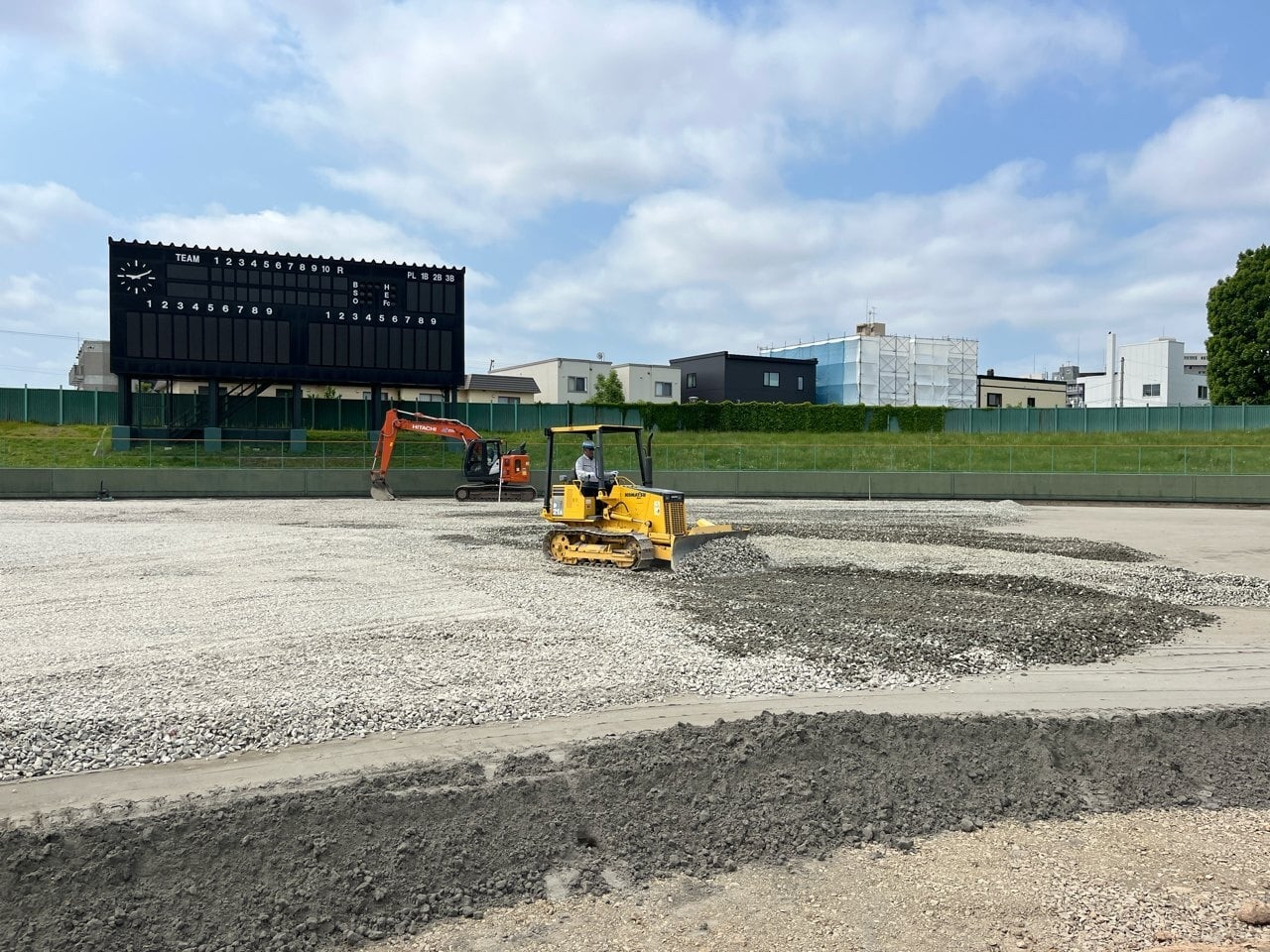 外野部の暗渠排水が完了して砕石を敷均しています。何となく野球場らしく見えてきました