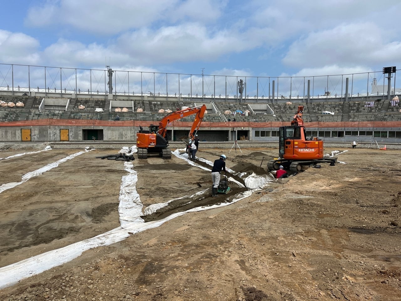 外野の暗渠管布設がほぼ終わり引き続いて内野の暗渠排水管布設を行っています