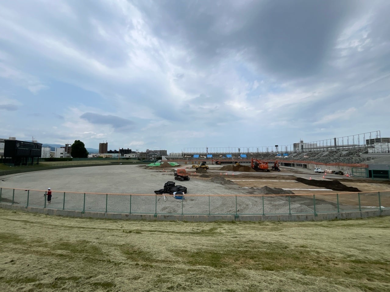 外野部基礎がもう少しで出来上がり、内野部の暗渠管布設と基礎が行われています。沢山あった残土もほとんどなくなりました、約1か月掛かっての残土搬出、一時休止です