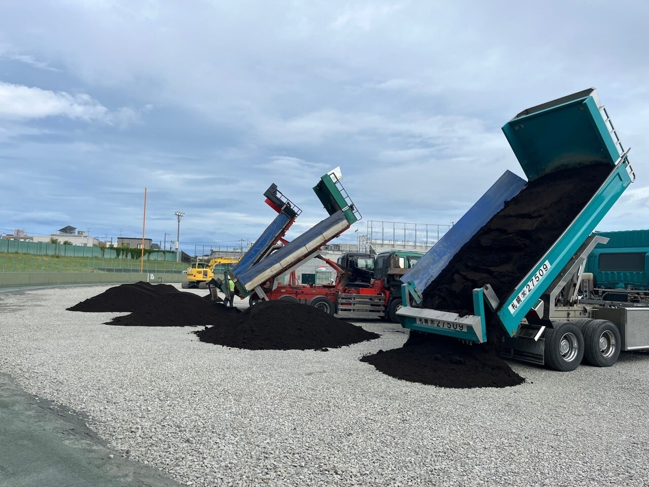本日から外野の黒土を搬入しています。約1,700m3、7日程度で搬入予定です