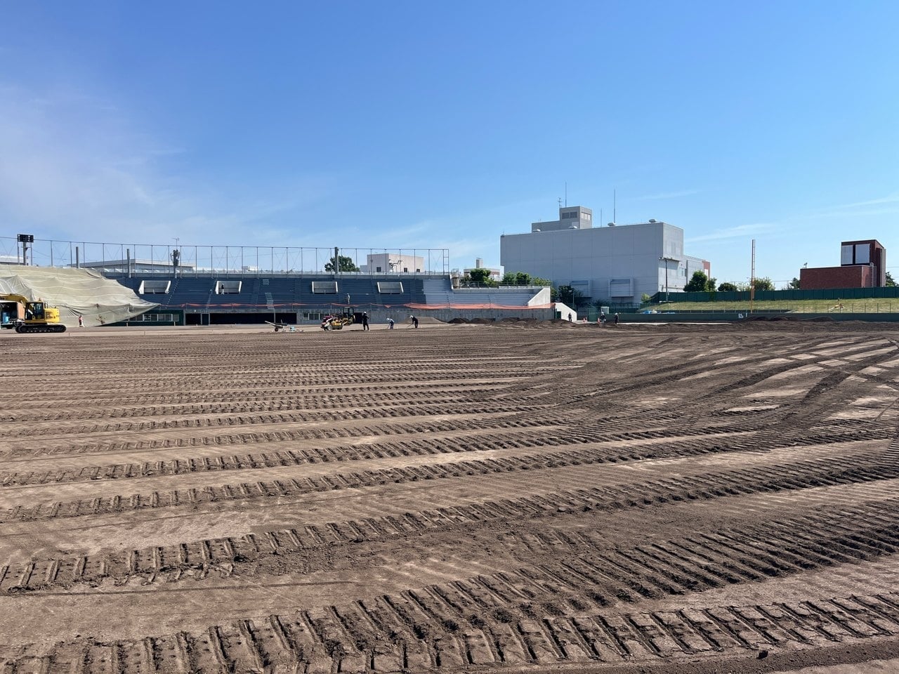 外野黒土搬入が今日でほぼ終了です